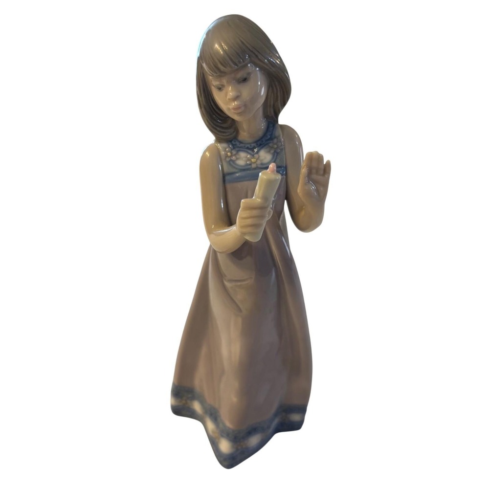 Lladro 5606 Quiet Evening Girl with Candle Porcelain Figurine Spain 1989